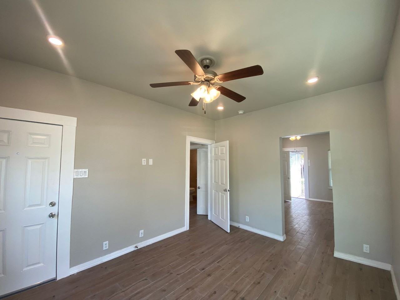 350 Barrett Pl - Photo 3 of 18