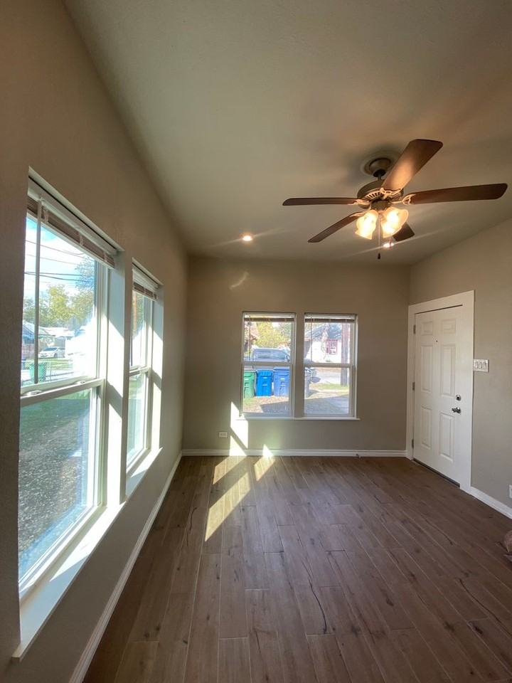 350 Barrett Pl - Photo 4 of 18