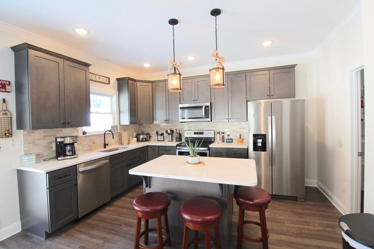 2222 Deyerle Ave - Photo 2 of 27