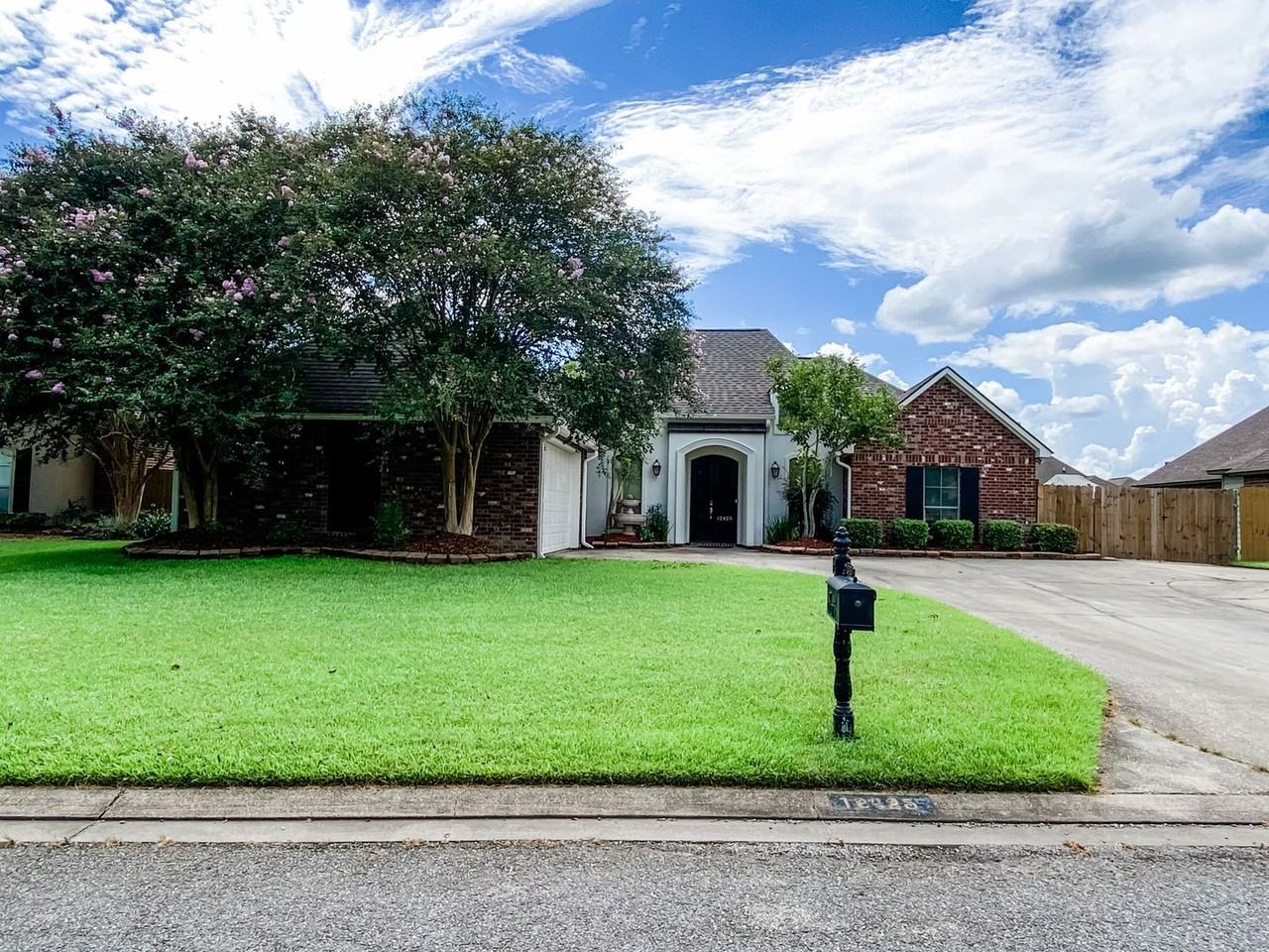 12425 Plantation Creek Dr - Photo 2 of 11