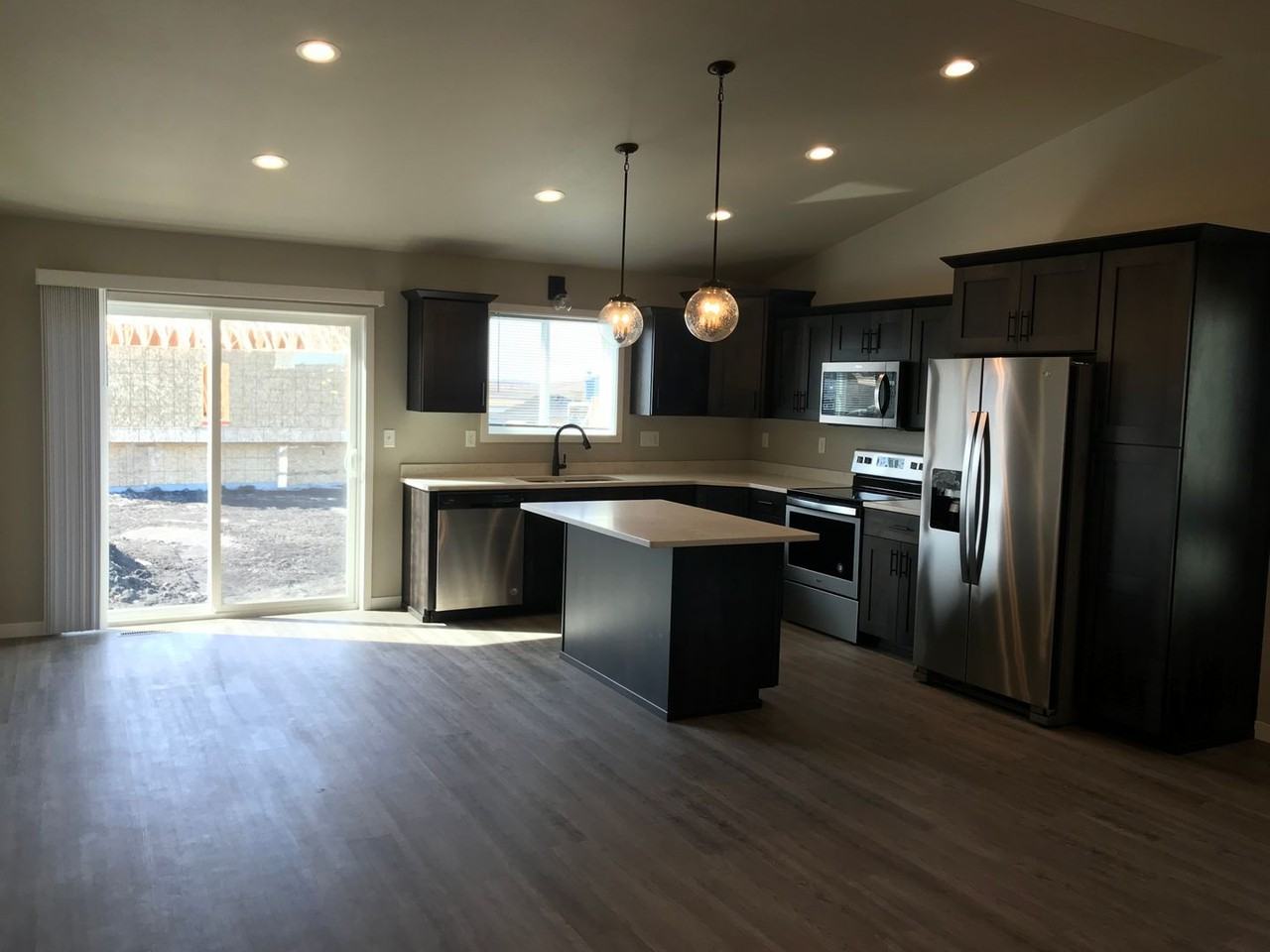 821 Cathy Dr W - Photo 3 of 19