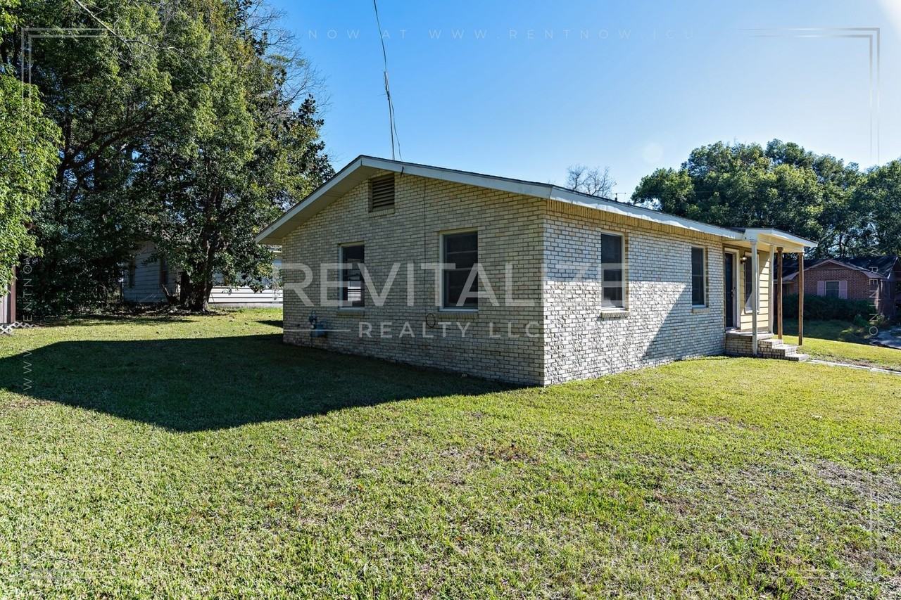 4000 Oak Lane Cir E - Photo 2 of 37