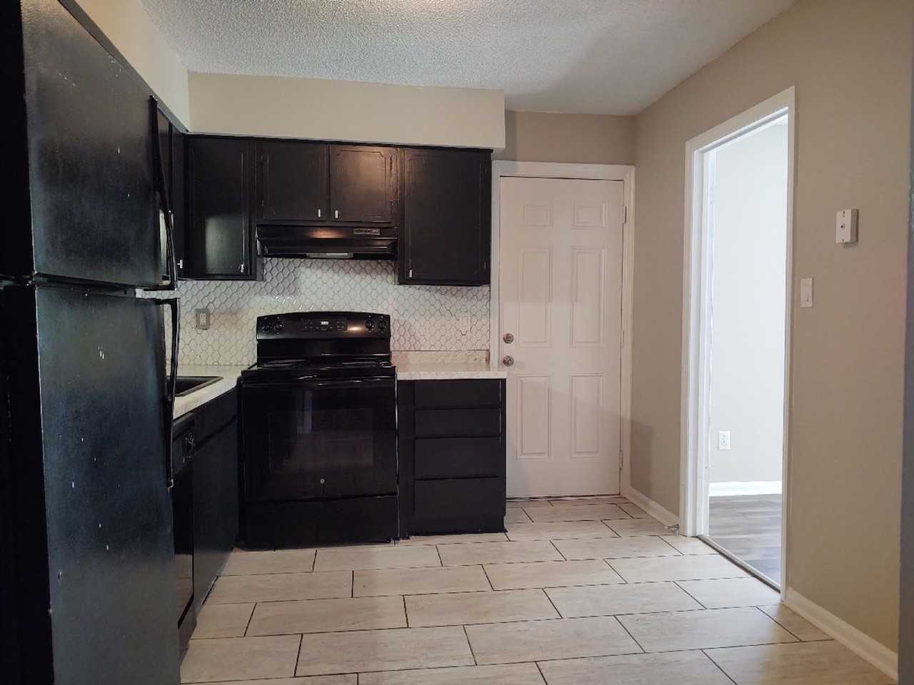 2001 Stoney Point Ln - Photo 3 of 16