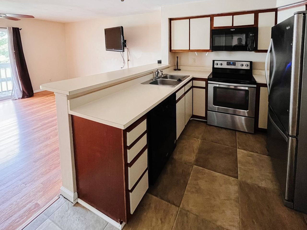 1440 Seneca Dr Apt F - Photo 2 of 15