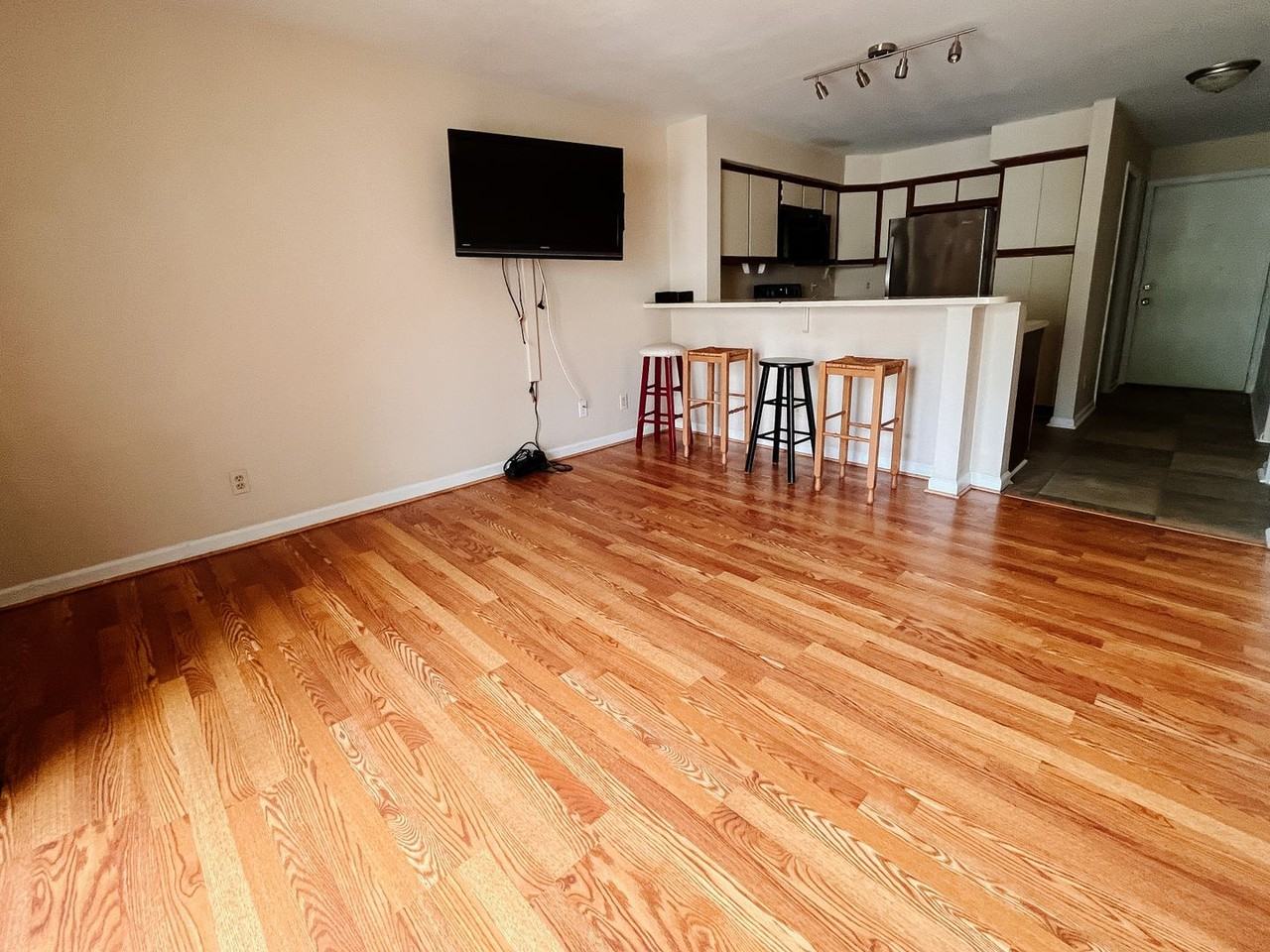 1440 Seneca Dr Apt F - Photo 5 of 15