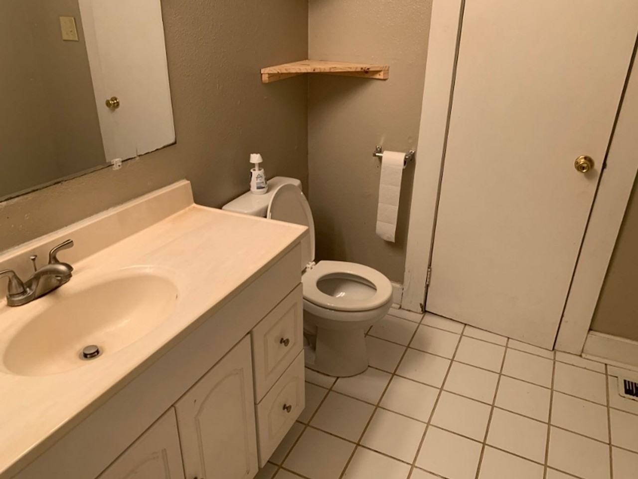 208 Valencia Dr - Photo 3 of 12