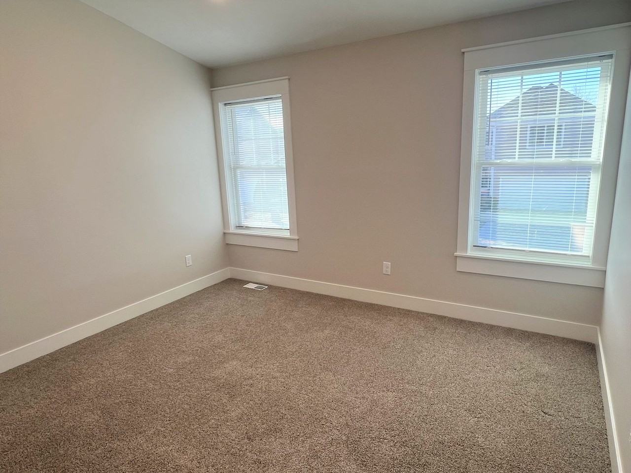 2110 Sherwood Ave - Photo 4 of 12