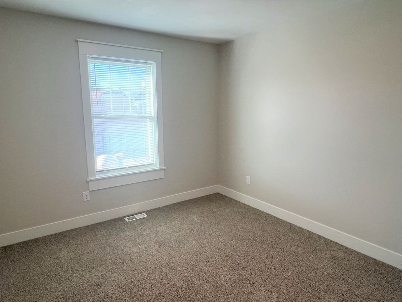 2110 Sherwood Ave - Photo 6 of 12