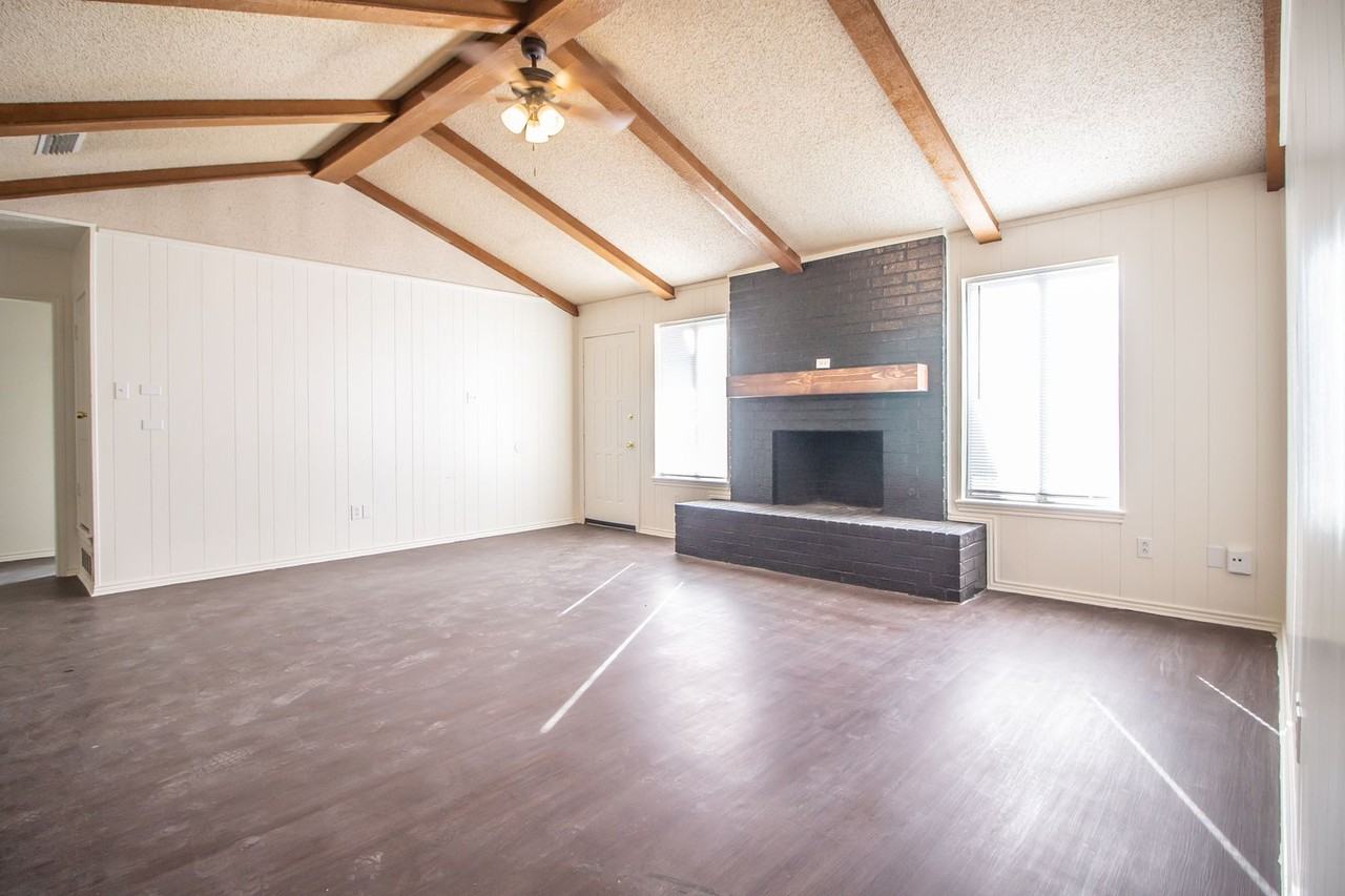 2111 77th Pl - Photo 3 of 17