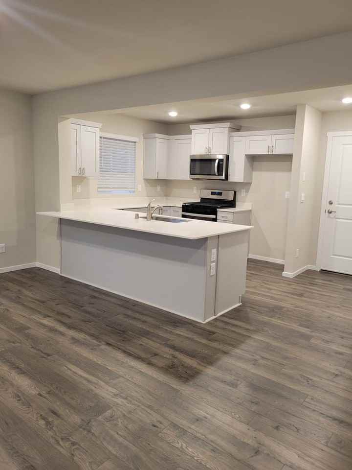 925 Bradley St Ne - Photo 2 of 21