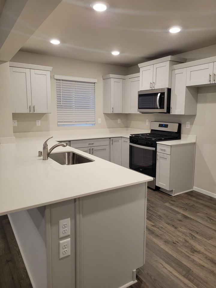 925 Bradley St Ne - Photo 4 of 21