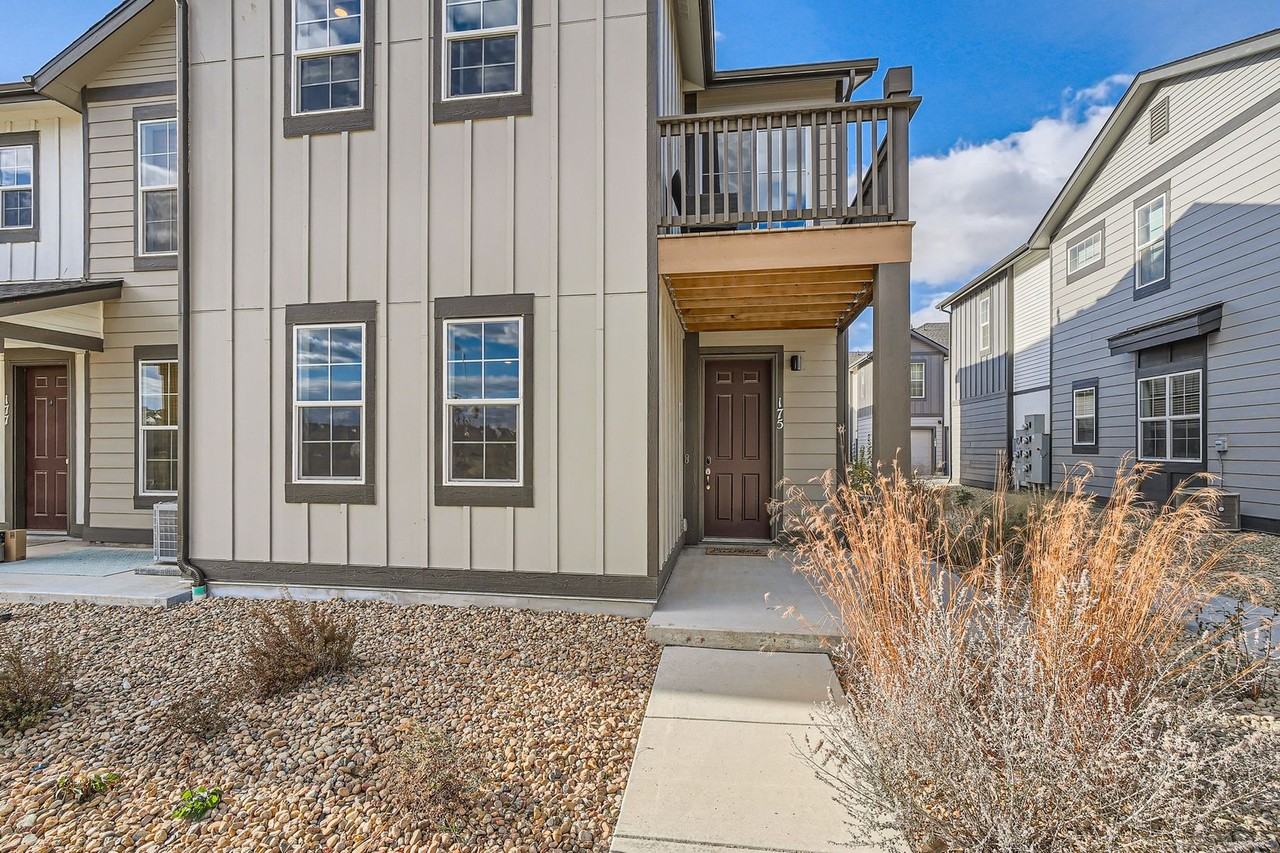 175 Ambrose St - Photo 5 of 27