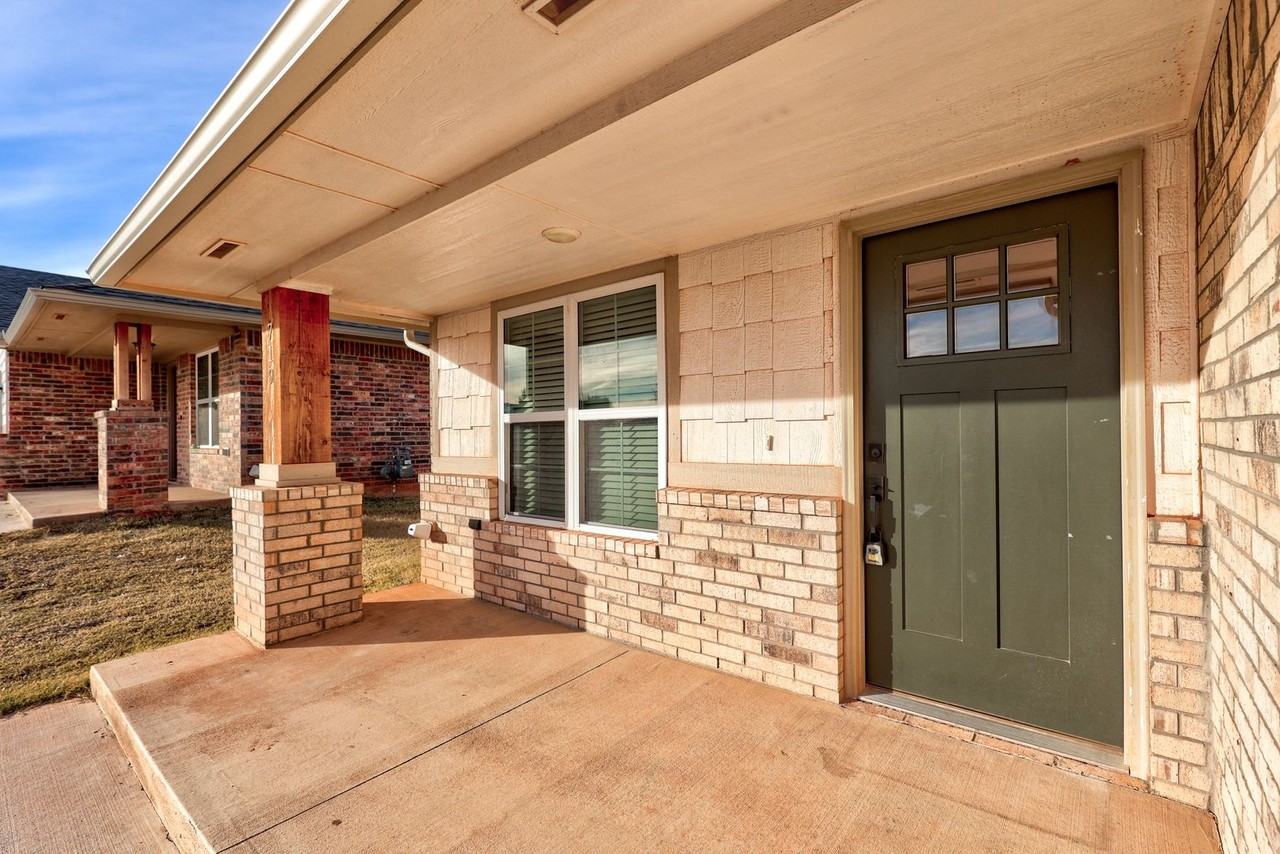 719 Ivy Ln - Photo 2 of 22