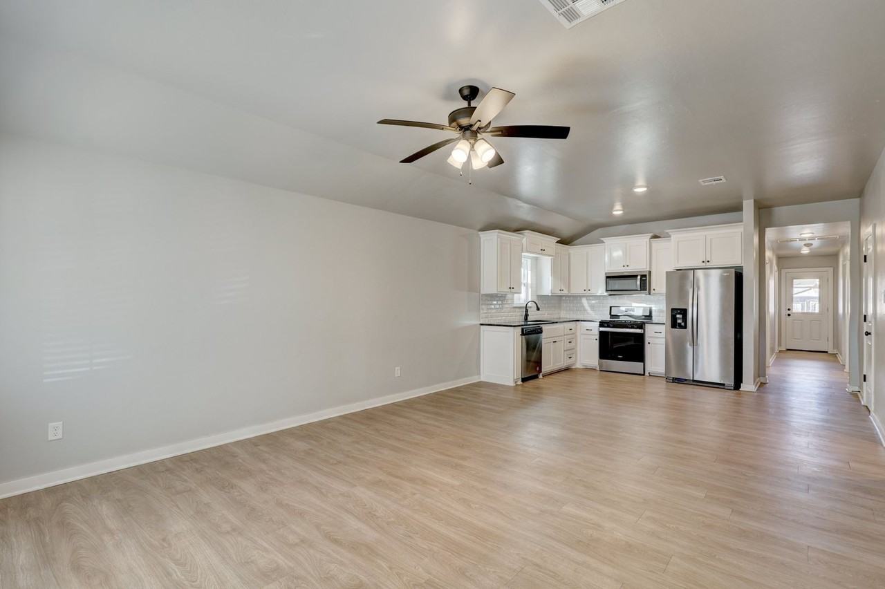 719 Ivy Ln - Photo 3 of 22