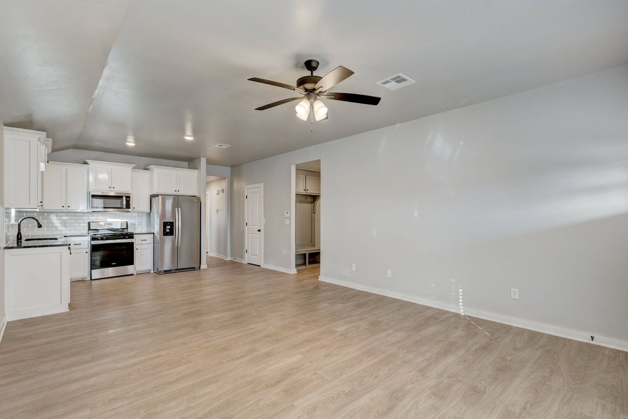 719 Ivy Ln - Photo 4 of 22