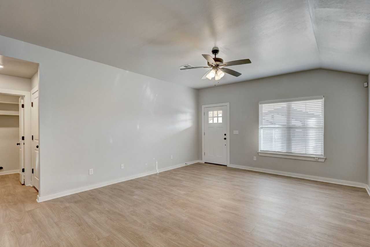 719 Ivy Ln - Photo 5 of 22