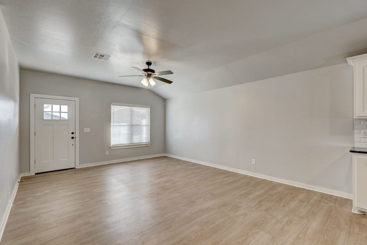 719 Ivy Ln - Photo 6 of 22