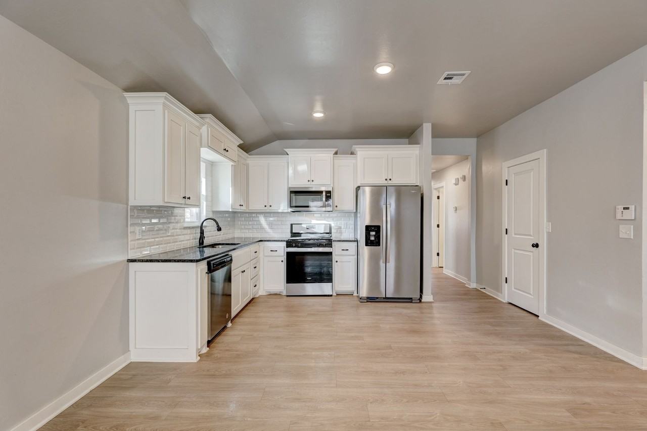 719 Ivy Ln - Photo 7 of 22