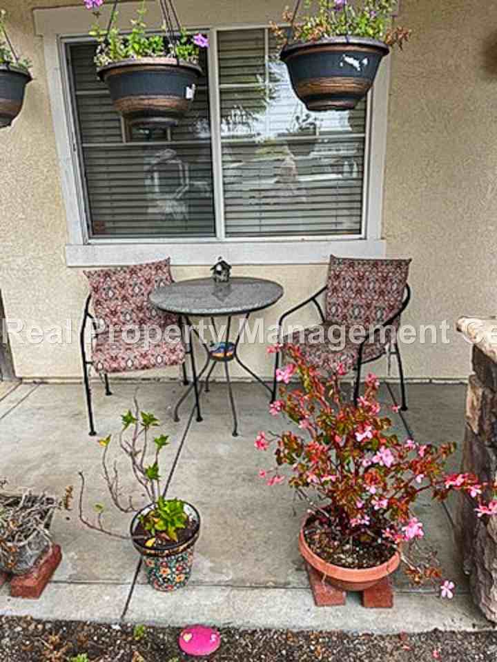 1457 Cedar St - Photo 3 of 14