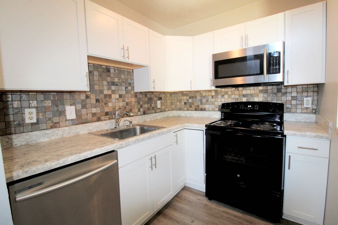 1446 Bradley Dr - Photo 5 of 23