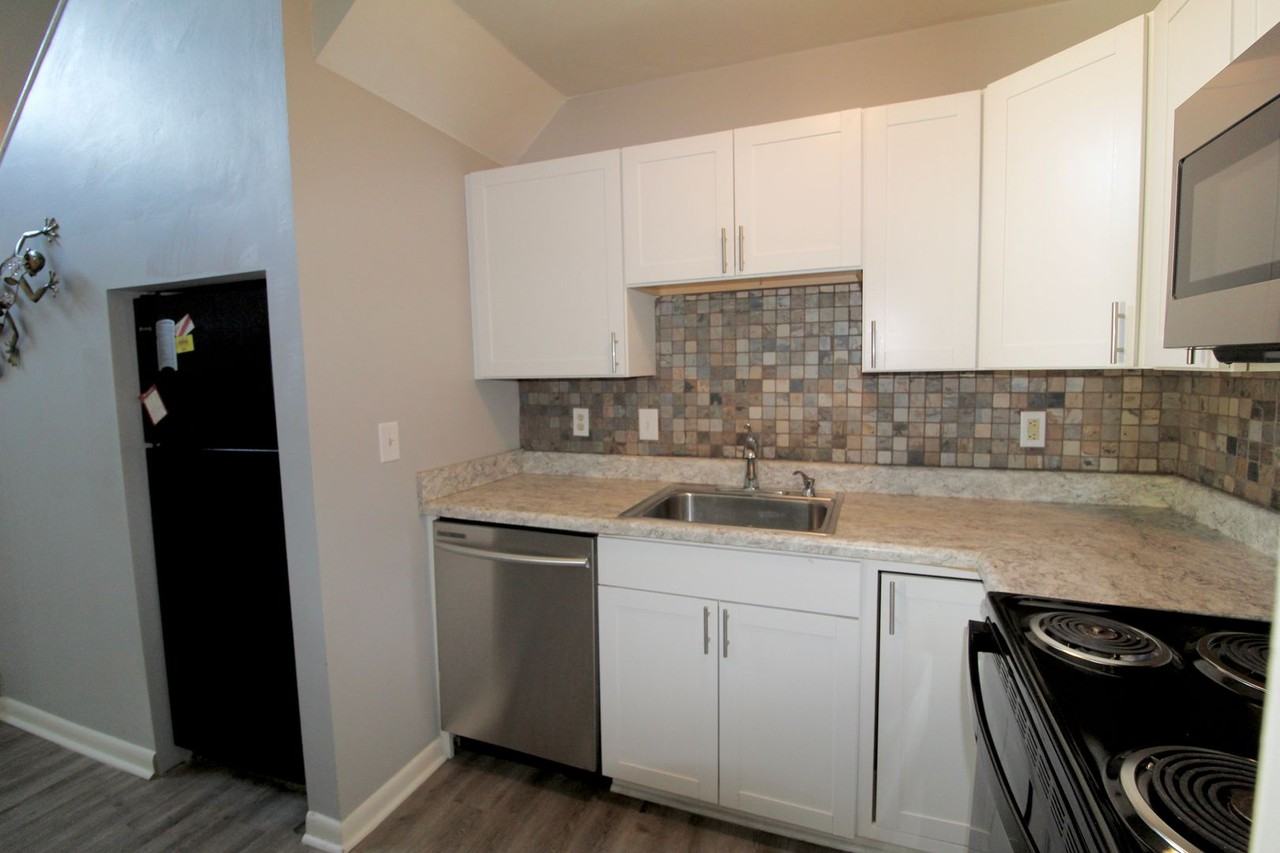 1446 Bradley Dr - Photo 6 of 23