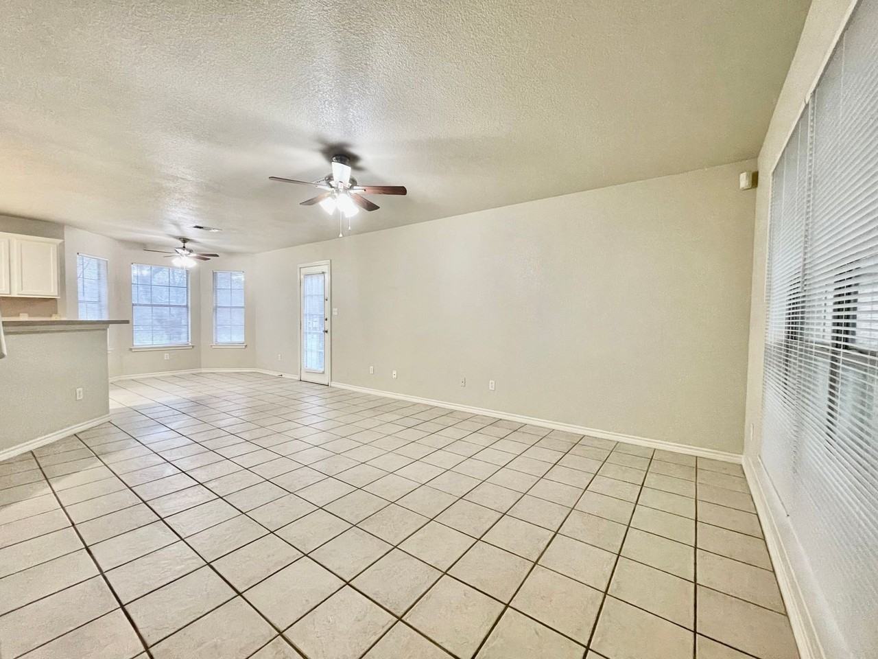 1825 Pearce Ct - Photo 2 of 17