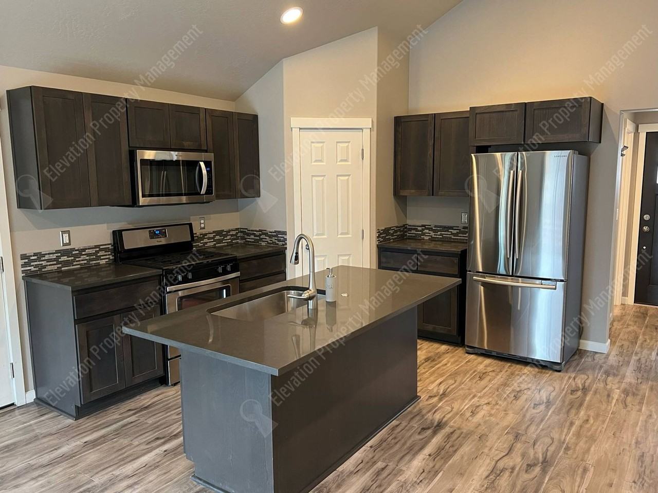 61154 Geary Dr - Photo 3 of 16