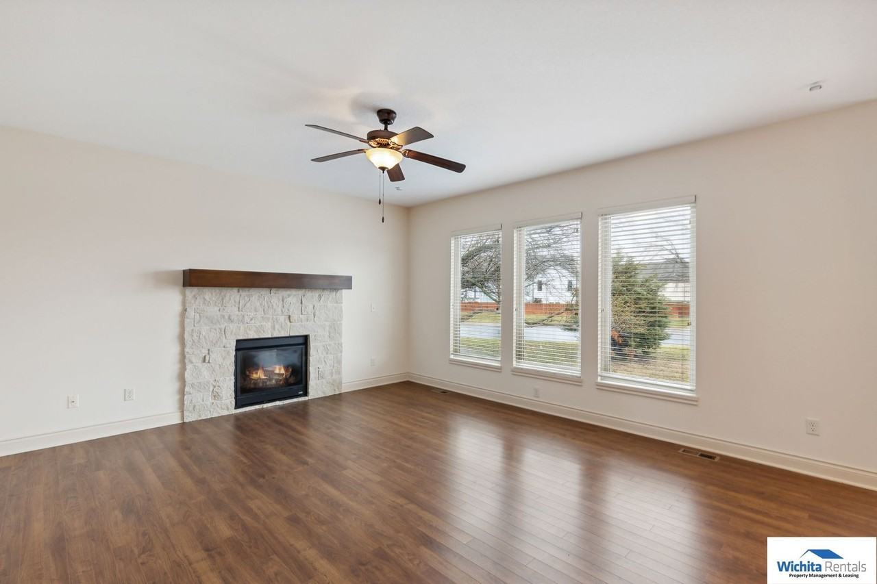 941 W Threewood Ct - Photo 2 of 16