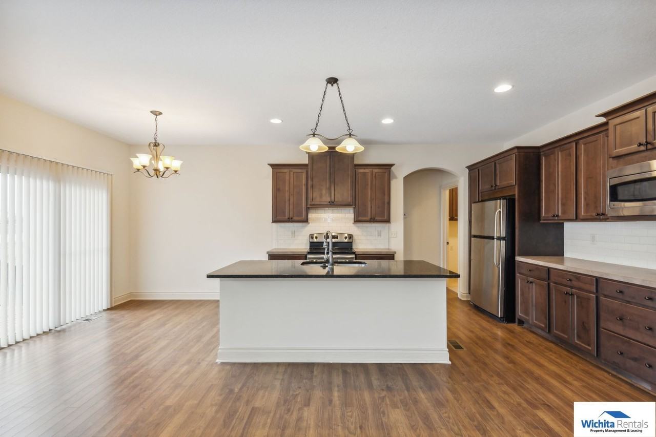941 W Threewood Ct - Photo 3 of 16