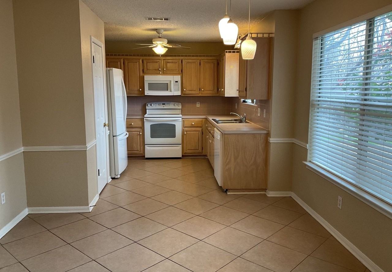 1701 Tanglewood Dr - Photo 3 of 30