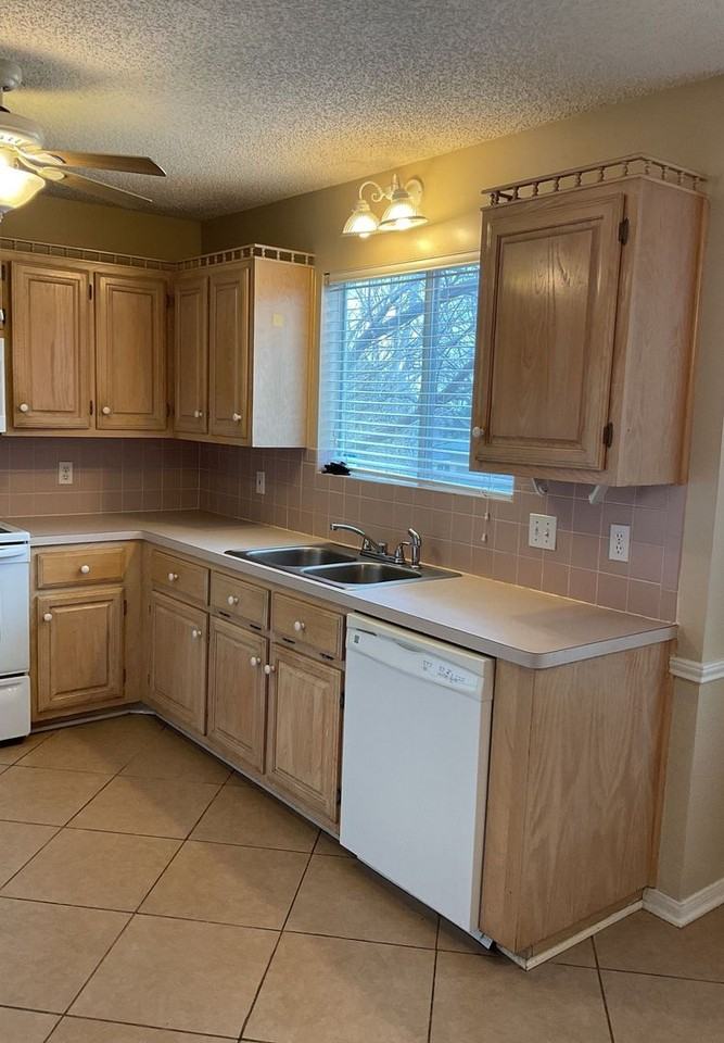 1701 Tanglewood Dr - Photo 5 of 30