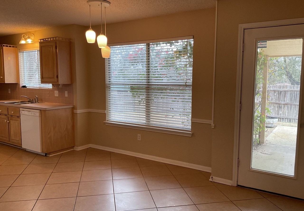 1701 Tanglewood Dr - Photo 6 of 30