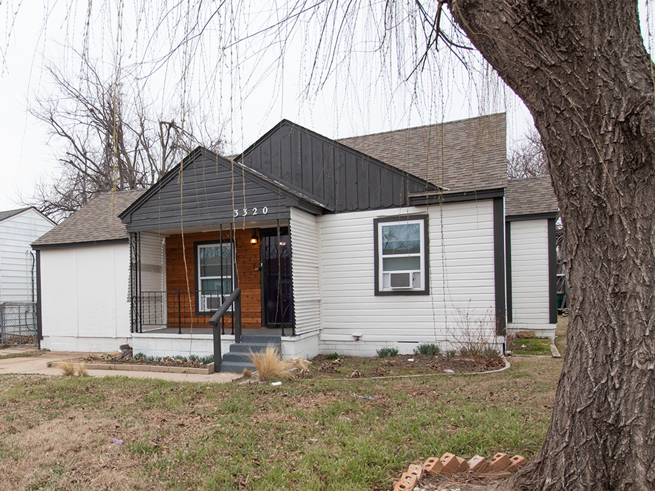 3320 S Saint Clair Ave - Photo 3 of 16