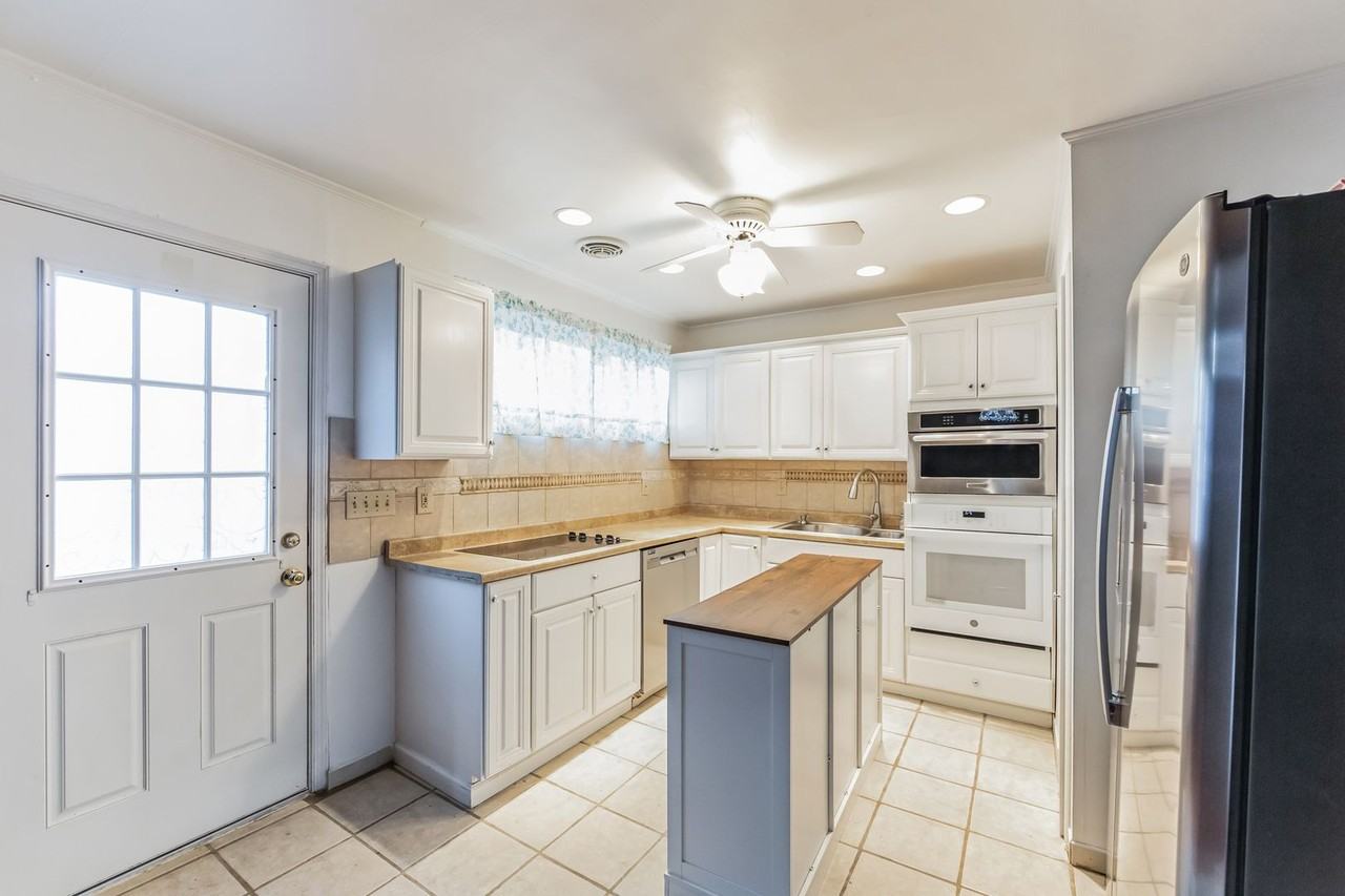 5 Devonwood Rd - Photo 7 of 32