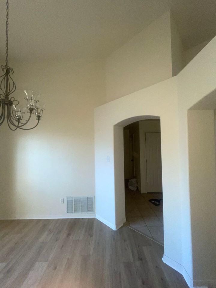 4719 Shumard Dr - Photo 2 of 15