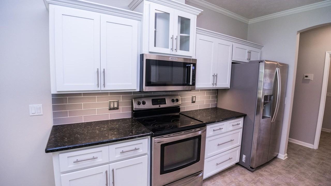 208 Azalea St - Photo 2 of 10