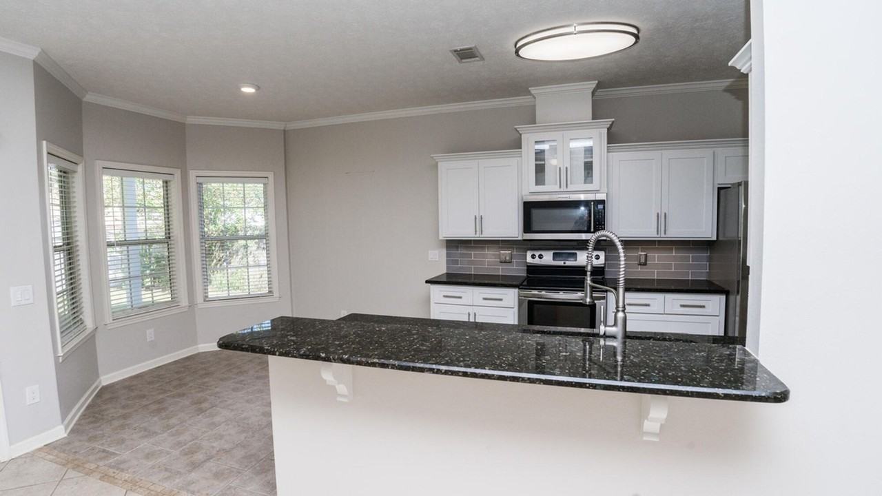 208 Azalea St - Photo 3 of 10