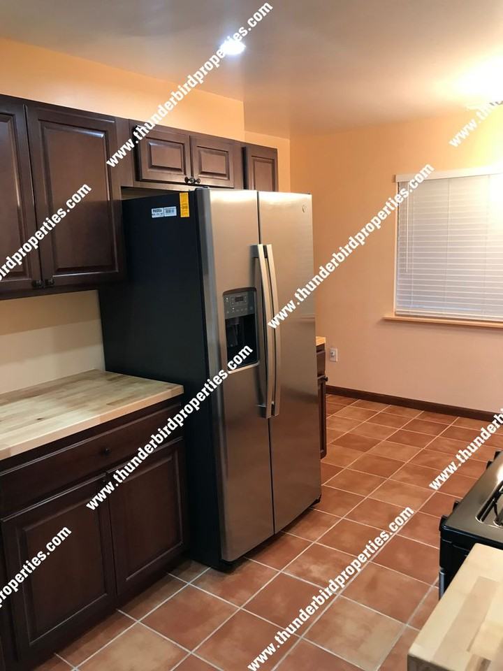 1317 San Mateo Blvd Se - Photo 2 of 9