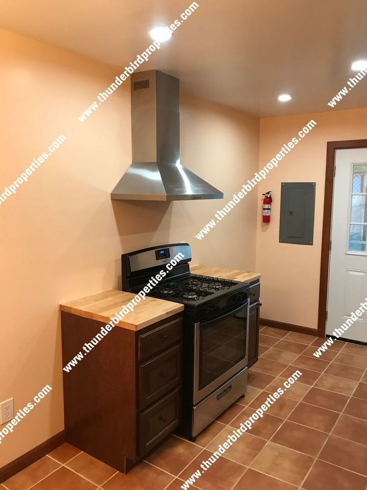 1317 San Mateo Blvd Se - Photo 3 of 9