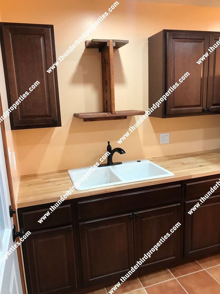 1317 San Mateo Blvd Se - Photo 4 of 9