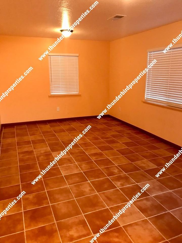 1317 San Mateo Blvd Se - Photo 6 of 9