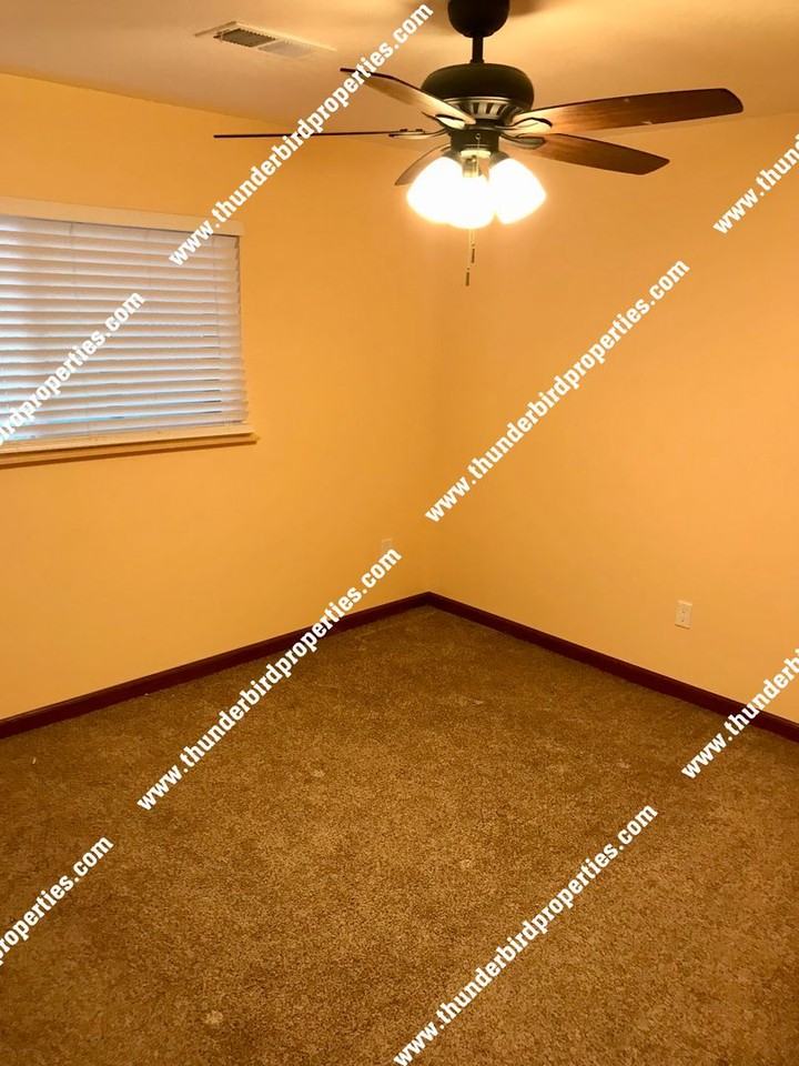 1317 San Mateo Blvd Se - Photo 7 of 9