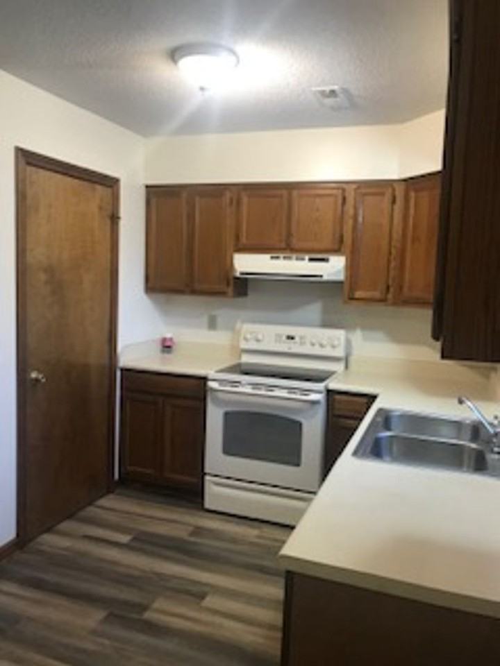 1005 Raleigh St - Photo 3 of 17