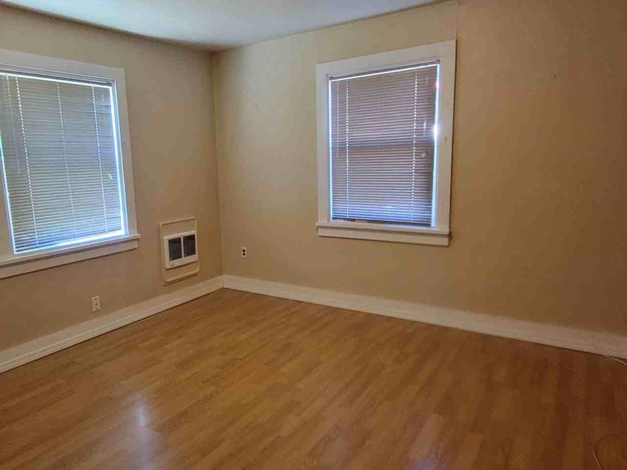 110 E Allyn St - Photo 3 of 10