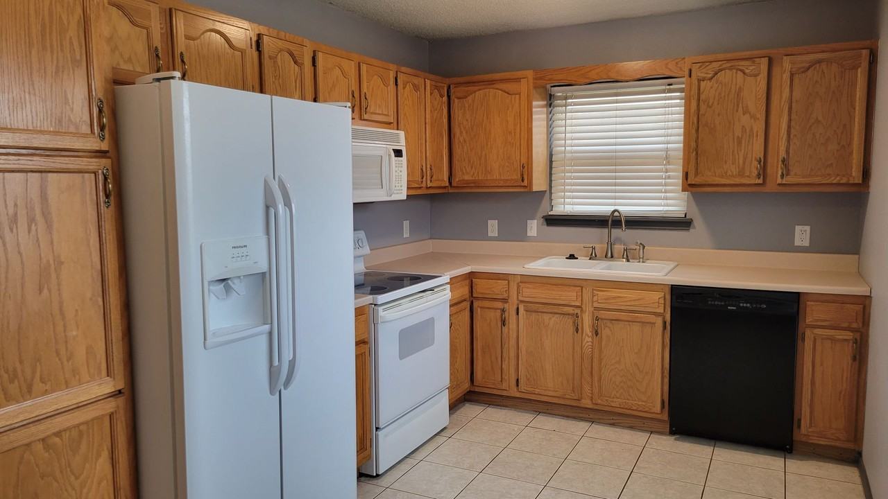 2709 108th St ## 2 - Photo 2 of 16