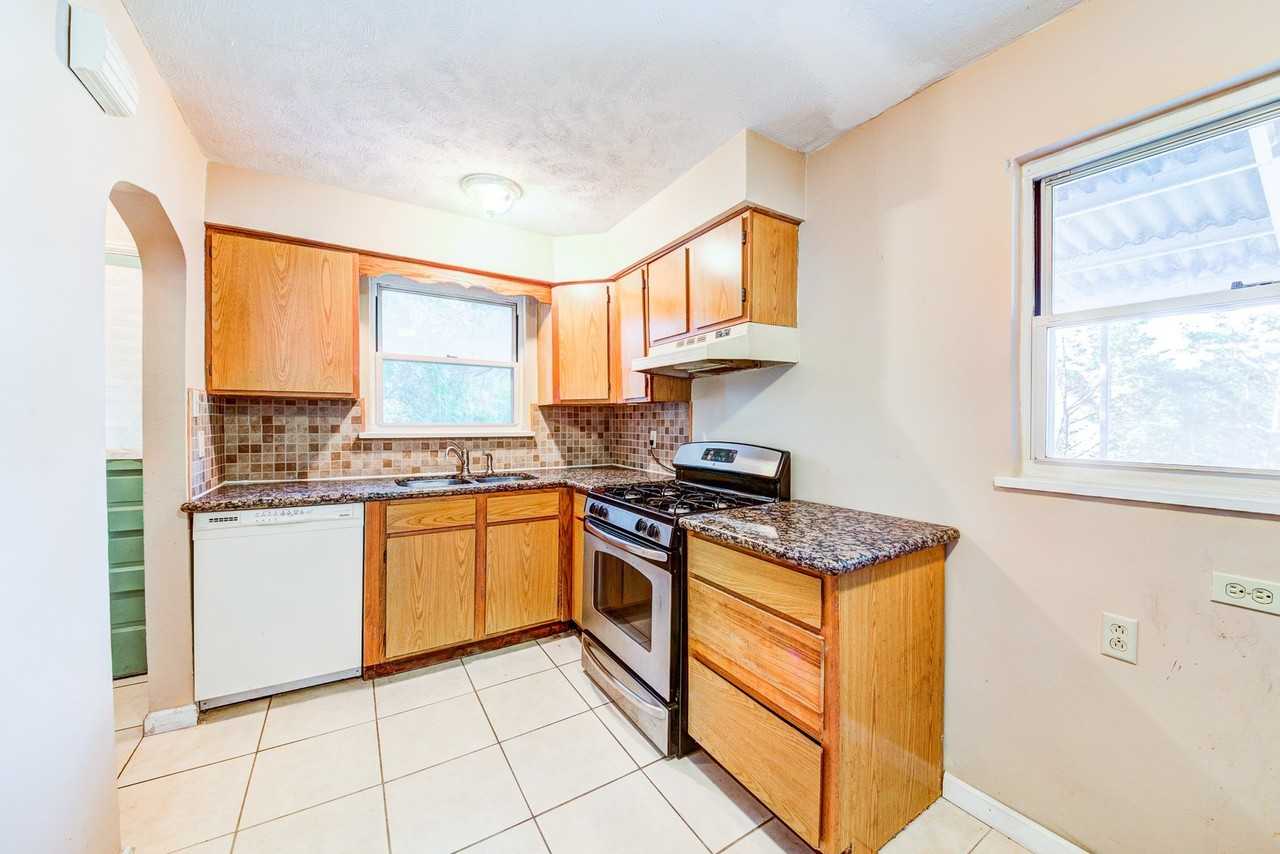 2475 Woodward Ave - Photo 6 of 27