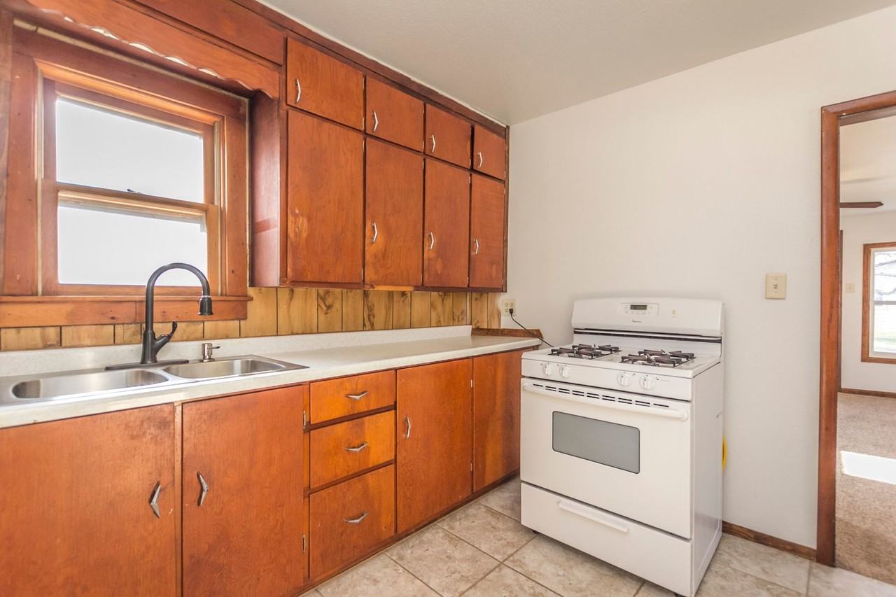 3421 Thompson Ave - Photo 3 of 10