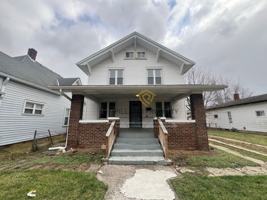featured image of 3655 N Kenwood Ave