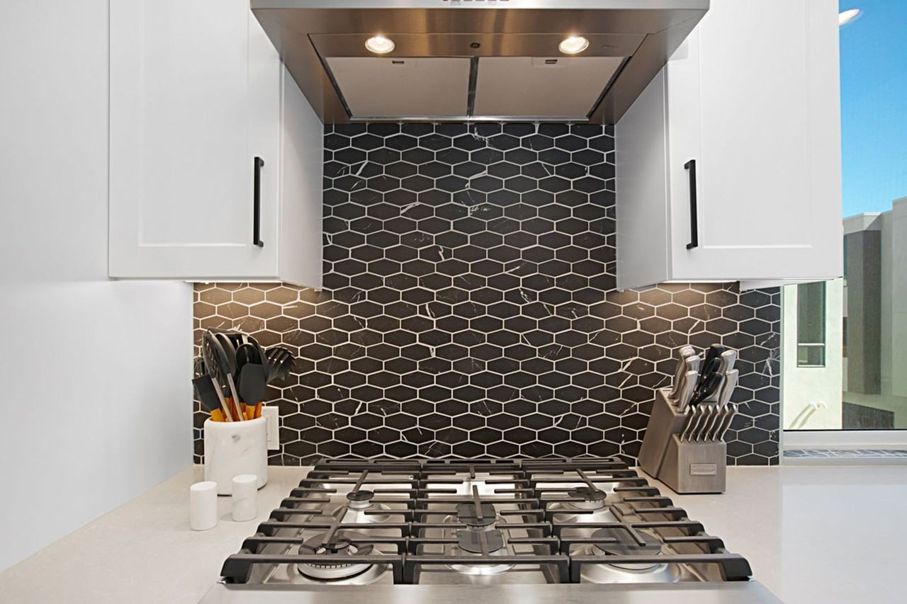 1045 32nd St #4 - Photo 4 of 36