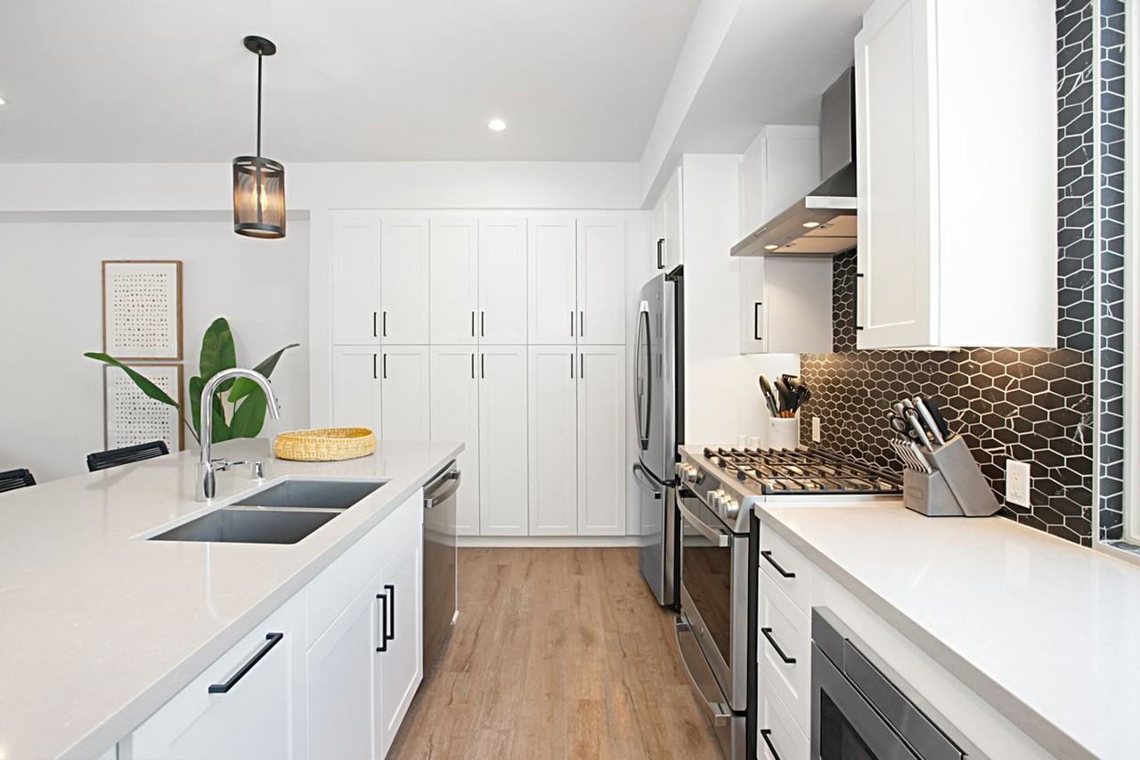 1045 32nd St #4 - Photo 3 of 36